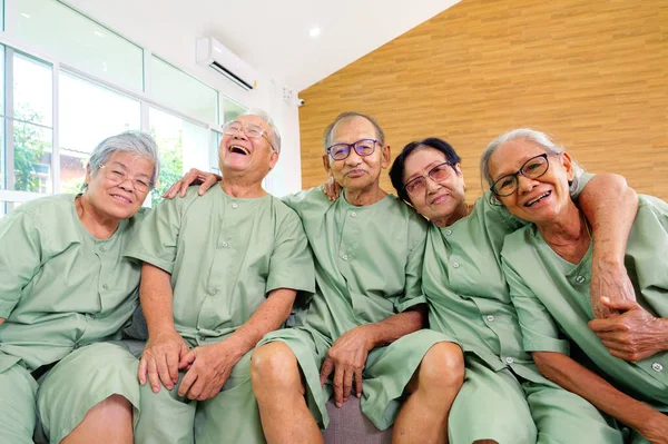 一组老年人坐在沙发上 在疗养院一起活动 医生和护士在养老院帮助老年人 在医院或疗养院帮助老年人 高质量的 — 图库照片