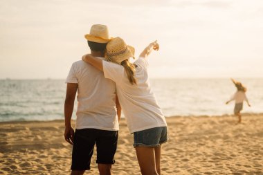 Mutlu aile seyahatleri plajda, aile yazın denizde araba yolculukları, mutlu aile kumsalda birlikte eğlenmeleri yaz tatilinde aile seyahatleri.