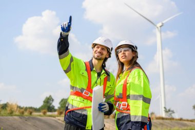 Mühendis kendinden emin çalışıyor. Dışarıda çalışan işçiler çalışıyor. Mega proje inşaatı. Yüksek kalite fotoğraf