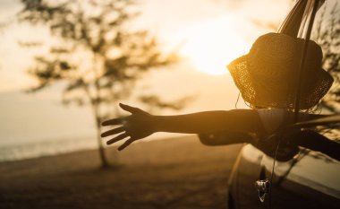 Mutlu aile seyahatleri plajda, aile yazın denizde araba yolculukları, mutlu aile kumsalda birlikte eğlenmeleri yaz tatilinde aile seyahatleri.