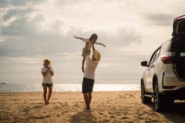 Mutlu aile seyahatleri plajda, aile yazın denizde araba yolculukları, mutlu aile kumsalda birlikte eğlenmeleri yaz tatilinde aile seyahatleri.