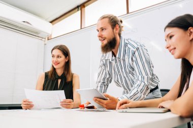 Bir grup profesyonel iş adamı modern ofiste toplanıp brifing veriyor, grafik grafikli işadamları verileri analiz ediyor ve iş projelerini planlıyorlar.