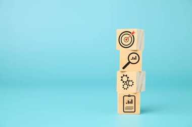 İş ikonları, iş stratejisi planlama yönetimi, iş ilerlemesi ve mali yatırım verilerinin, iş geliştirme sürecinin ve iş akışının geliştirilmesinin analiz edildiği tahta tahta blok