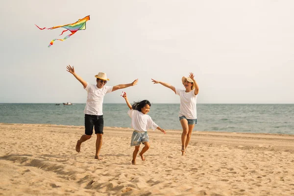 Mutlu Aile Seyahatleri Plajda Aile Yazın Denizde Araba Yolculukları Mutlu — Stok fotoğraf