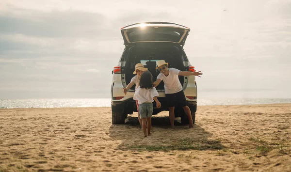 Happy Family Travel Beach Family Car Road Trip Sea Summer — Zdjęcie stockowe