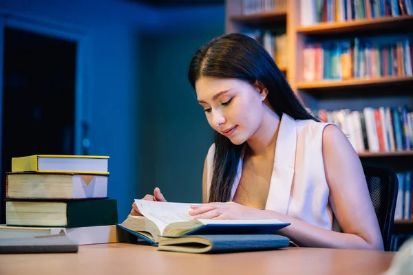 Portrait Young Woman Reading Books Working Library Education People Studying — Stock Photo, Image