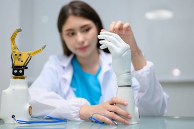 Profesyonel teknisyen protez imalatında robot biyonik kolu test ediyor, teknisyen yapay protez eli kontrol ediyor ve kontrol ediyor, protez imalatında teknoloji