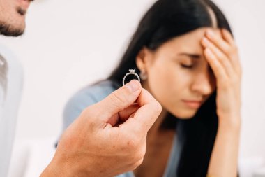 Sorunları olan üzgün ve mutsuz bir çift, evde kavga eden genç bir çift, sorunlarla ilişki, evlilikteki anlaşmazlıklar.