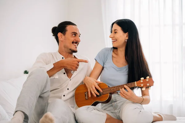 Glückliche Mann Und Frau Genießen Mit Musik Auf Dem Instrument — Stockfoto