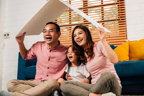 Familia Feliz Sosteniendo Simbólico Techo Cartón Del Seguro Vida Sentado —  Fotos de Stock