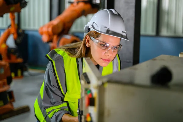 Női Mérnök Dolgozó Dolgozik Robotgép Automatizálás Gyárban Női Technikus Intelligens — Stock Fotó