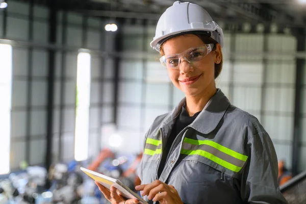 Kvinnlig Ingenjör Arbetare Arbetar Med Robotmaskin Automation Fabriken Kvinnlig Tekniker — Stockfoto