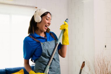 Mutlu kadın temizlik, temizlikçi, temizlikçi, ev işi yapan insanlar. Yüksek kalite fotoğraf