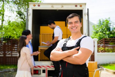 Müşterilerin evindeki teslimatçının gülümseyen portresi, teslimatçıdan kutu alan müşteriler siparişleri kontrol eden ve kutularla çalışan mutlu teslimatçılar, çevrimiçi alışveriş ve teslimat servisi. Yüksek