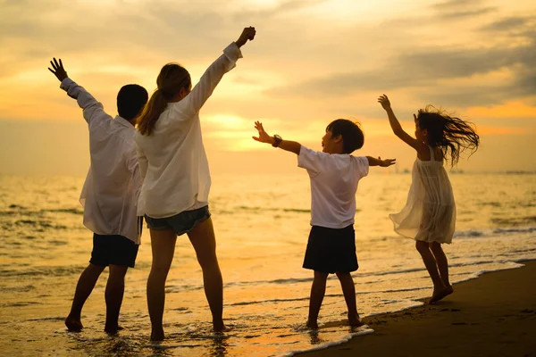 Gelukkige Familie Genieten Samen Het Strand Vakantie Gezin Met Strand — Stockfoto