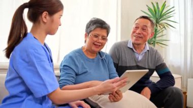Evde ya da huzurevinde yaşlı bir hastaya bakan doktor ya da hemşire, elinde tabletle hastaneyi ziyaret eden kadın doktor, kıdemli insanlarla konuşan doktor, iyi haber.