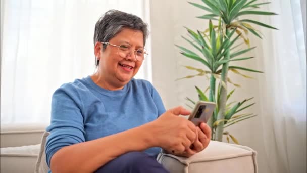 Mujer Madura Saludable Sosteniendo Teléfono Inteligente Utilizando Aplicación Móvil Charlando — Vídeo de stock
