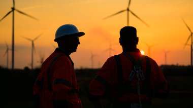 Mühendis kendinden emin çalışıyor. Dışarıda çalışan işçiler çalışıyor. Mega proje inşaatı. Yüksek kalite fotoğraf