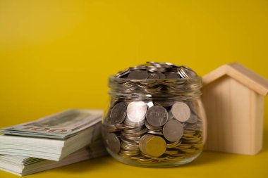 Banknotlar ve paralar küçük cam kavanozda para biriktirmek için, Amerikan doları, nakit para doları, iş yatırımı ve gelir, küresel ekonomik kriz, para biriktiren insanlar. Yüksek kalite fotoğraf