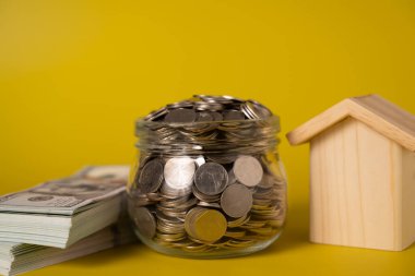 Banknotlar ve paralar küçük cam kavanozda para biriktirmek için, Amerikan doları, nakit para doları, iş yatırımı ve gelir, küresel ekonomik kriz, para biriktiren insanlar. Yüksek kalite fotoğraf