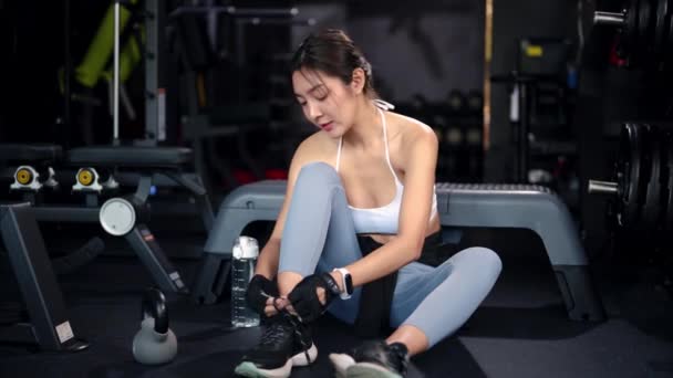 Młoda Kobieta Ćwiczy Centrum Fitness Siłowni Fitness Dziewczyna Posiadające Trening — Wideo stockowe