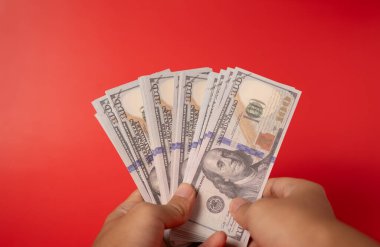 Para tasarrufu, Amerikan doları, nakit para doları, iş yatırımı ve gelir, küresel mali kriz, para kazanma ve tasarruf kavramı için yüzlerce dolar ve banknot tutan insanlar