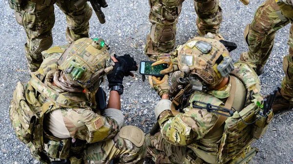 Inteligentna Praca Zespołowa Żołnierzy Biegnących Przodu Atakujących Wroga Podczas Operacji — Zdjęcie stockowe