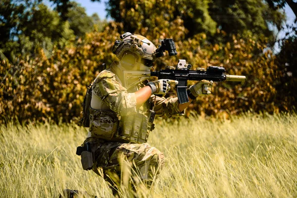 Soldado Del Ejército Uniforme Combate Protector Soldado Con Rifle Bosque — Foto de Stock