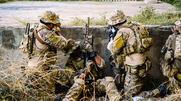 Lavoro Squadra Intelligente Soldati Che Corrono Avanti Attaccano Nemico Durante — Foto Stock