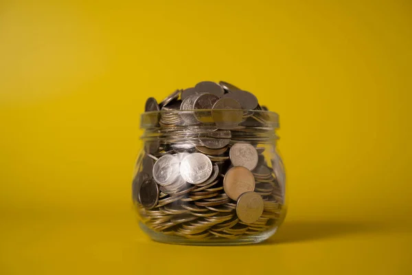 항아리 동전들은 추상적 재정적 성장하는 세계적 사람들 절약하는 절약하는 개념에 — 스톡 사진