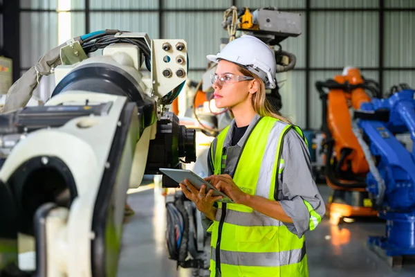 Kvinnlig Ingenjör Arbetare Arbetar Med Robotmaskin Automation Fabriken Kvinnlig Tekniker — Stockfoto