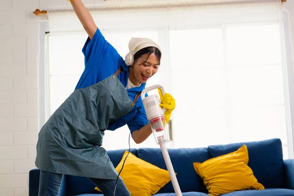 Glückliche Putzfrau Hauswirtschafts Und Reinigungsservice Menschen Die Hause Hausarbeit Machen — Stockfoto