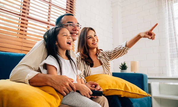 Familia Feliz Viendo Televisión Juntos Sala Estar Padre Madre Hijo —  Fotos de Stock