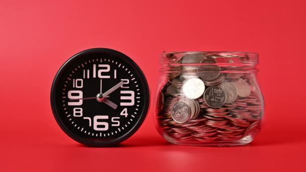 Reloj Despertador Con Monedas Disminuyendo Frasco Vidrio Dinero Frasco Vidrio — Vídeos de Stock