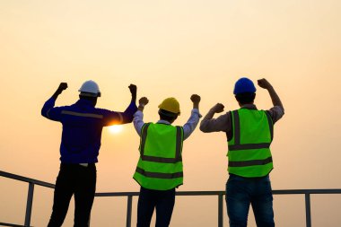 Güneş enerjisi santralindeki güneş panellerini kontrol eden mühendisler, ekolojik güneş çiftliğinde çalışan teknisyenler, temiz enerji teknolojisi olan insanlar, yenilenebilir enerji, güneş enerjisi santrali