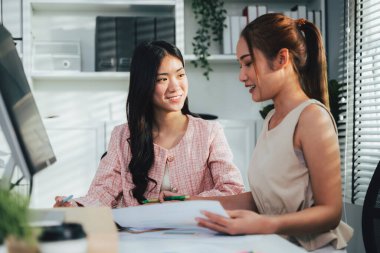 Modern ofiste birlikte çalışan bir çift iş adamı, iş ekibi toplantısı ve şirkette beyin fırtınası yapan çalışanlar, iş projesiyle uğraşan dizüstü bilgisayarlar. Yüksek kalite fotoğraf