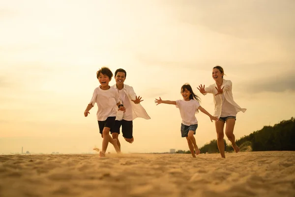 Familia Feliz Disfrutando Juntos Playa Vacaciones Familia Con Viajes Playa —  Fotos de Stock