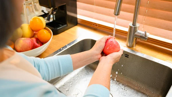 Gelukkige Vrouw Die Fruit Schoonmaakt Keuken Gelukkig Seniorenfruit Hoge Kwaliteit — Stockfoto