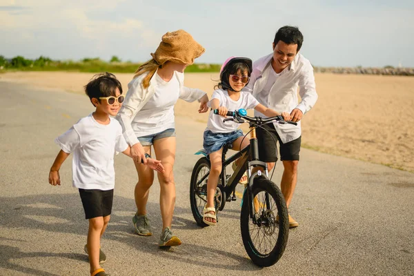 Happy Family Outdoor Activities Riding Bike Together Beach Gezin Met — Stockfoto