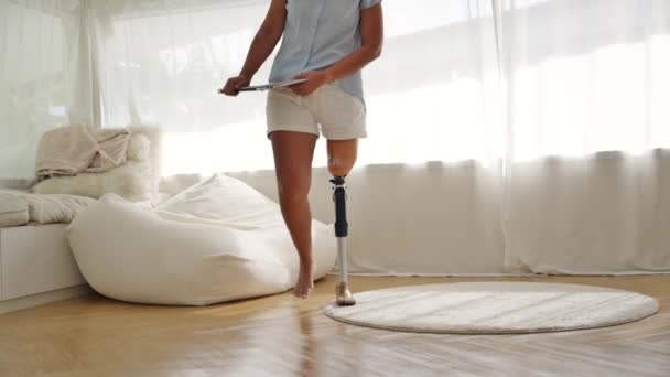 Pozytywna Kobieta Protezą Nogi Relaksujące Zabawy Weekend Domu Styl Życia — Wideo stockowe