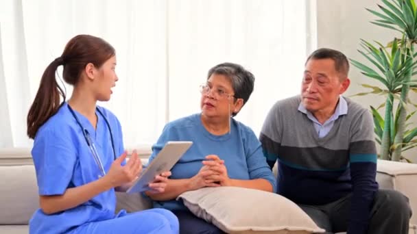 Evde Huzurevinde Yaşlı Bir Hastaya Bakan Doktor Hemşire Elinde Tabletle — Stok video