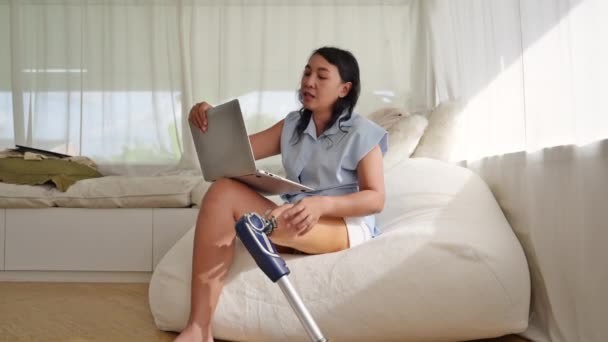 Asiática Jovem Mulher Usando Laptop Relaxante Casa Mulher Positiva Com — Vídeo de Stock