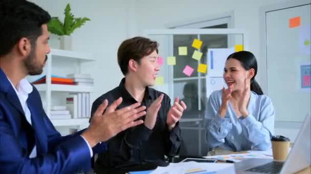 Framgångsrik Gest Medarbetarnas Team Kontoret Nytt Startkontor Möte Med Nystartade — Stockvideo