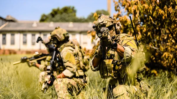 Esquadrão Soldados Correndo Para Frente Atacando Inimigo Durante Operação Militar — Fotografia de Stock