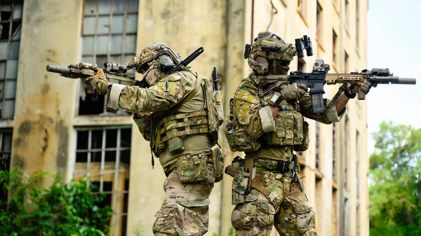 Tim Ahli Tentara Menyerang Musuh Selama Operasi Militer Tentara Berseragam — Stok Foto