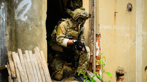 Équipe Experts Soldats Attaquant Ennemi Pendant Opération Militaire Soldats Armée — Photo
