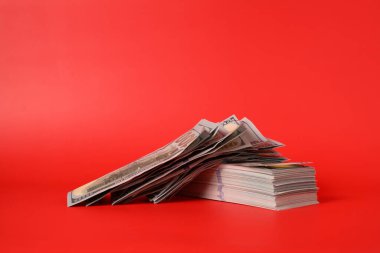 Kırmızı arka planda yüz dolarlık banknotlar, para tasarrufu için banknotlar, nakit para dolarları, iş yatırımları ve gelir, küresel mali kriz, kazanç ve tasarruf para konsepti. Yüksek kalite fotoğraf
