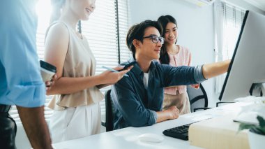 Modern ofiste birlikte çalışan bir grup iş adamı, iş ekibi toplantısı ve şirkette beyin fırtınası yapan çalışanlar, iş projesiyle uğraşan dizüstü bilgisayarlar. Yüksek kalite fotoğraf