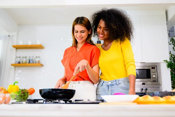 Glückliches Lesbisches Paar Das Hause Der Küche Kocht Frauen Die — Stockfoto