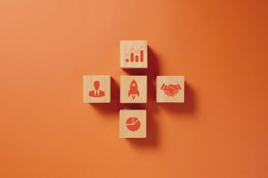 Arkaplanda tahtadan bir roket ikonu var. Finansal. Ay 'a roket. Yüksek kalite fotoğraf